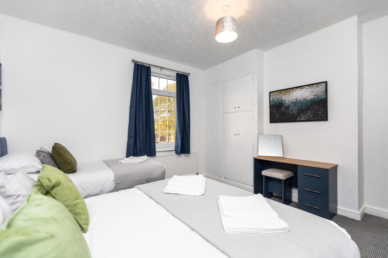 Spacious Three Bedroom Property! Hemsworth Exterior photo