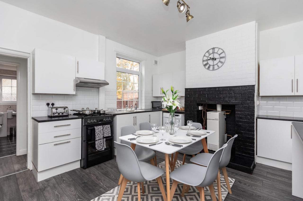 Spacious Three Bedroom Property! Hemsworth Exterior photo