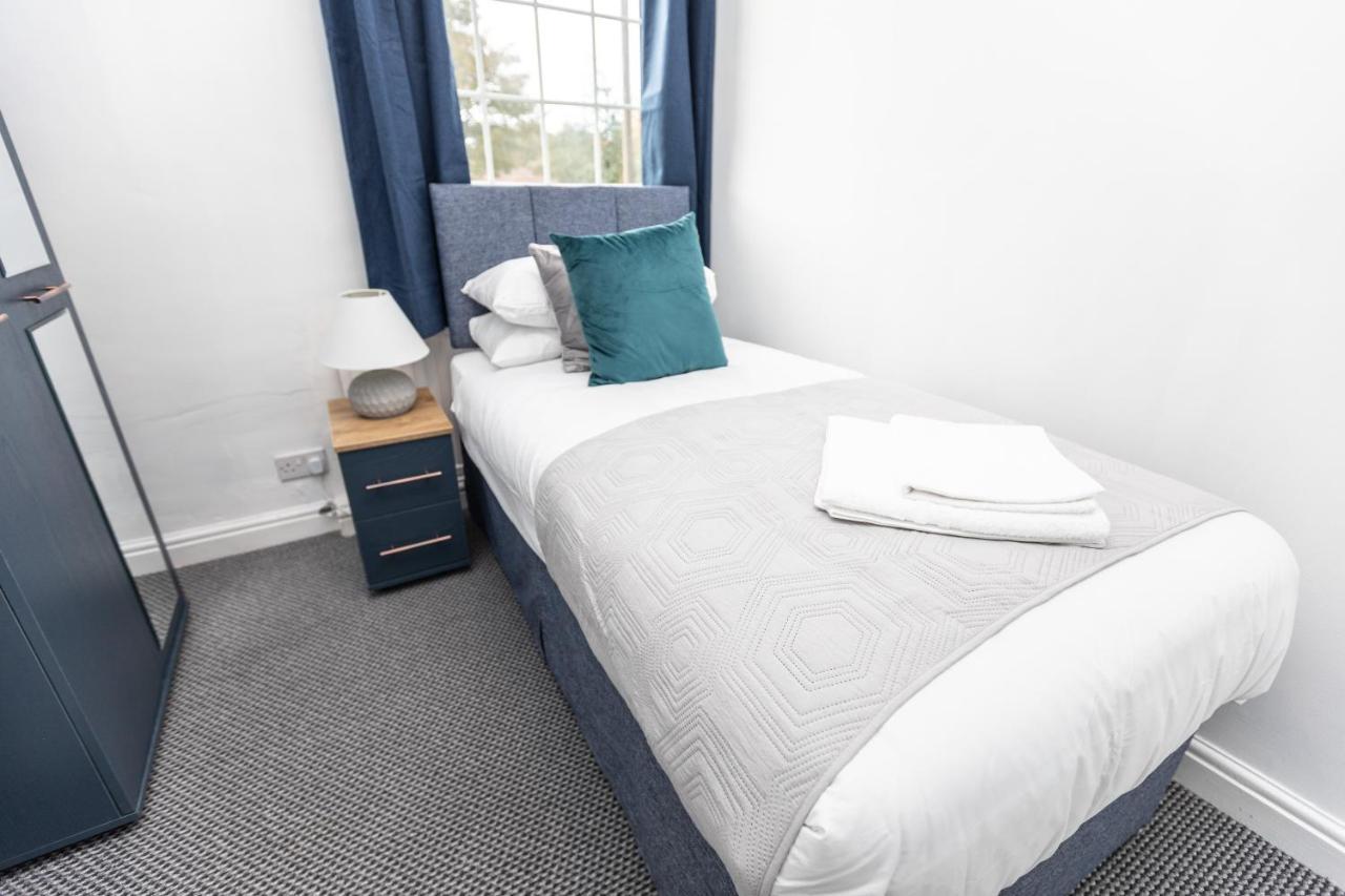 Spacious Three Bedroom Property! Hemsworth Exterior photo